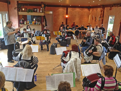 Das Akkordeonorchester beim Probenwochenende N�he Rheinsberg