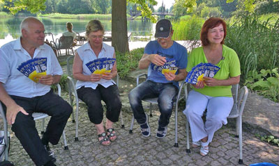 Akkordeonspieler am See